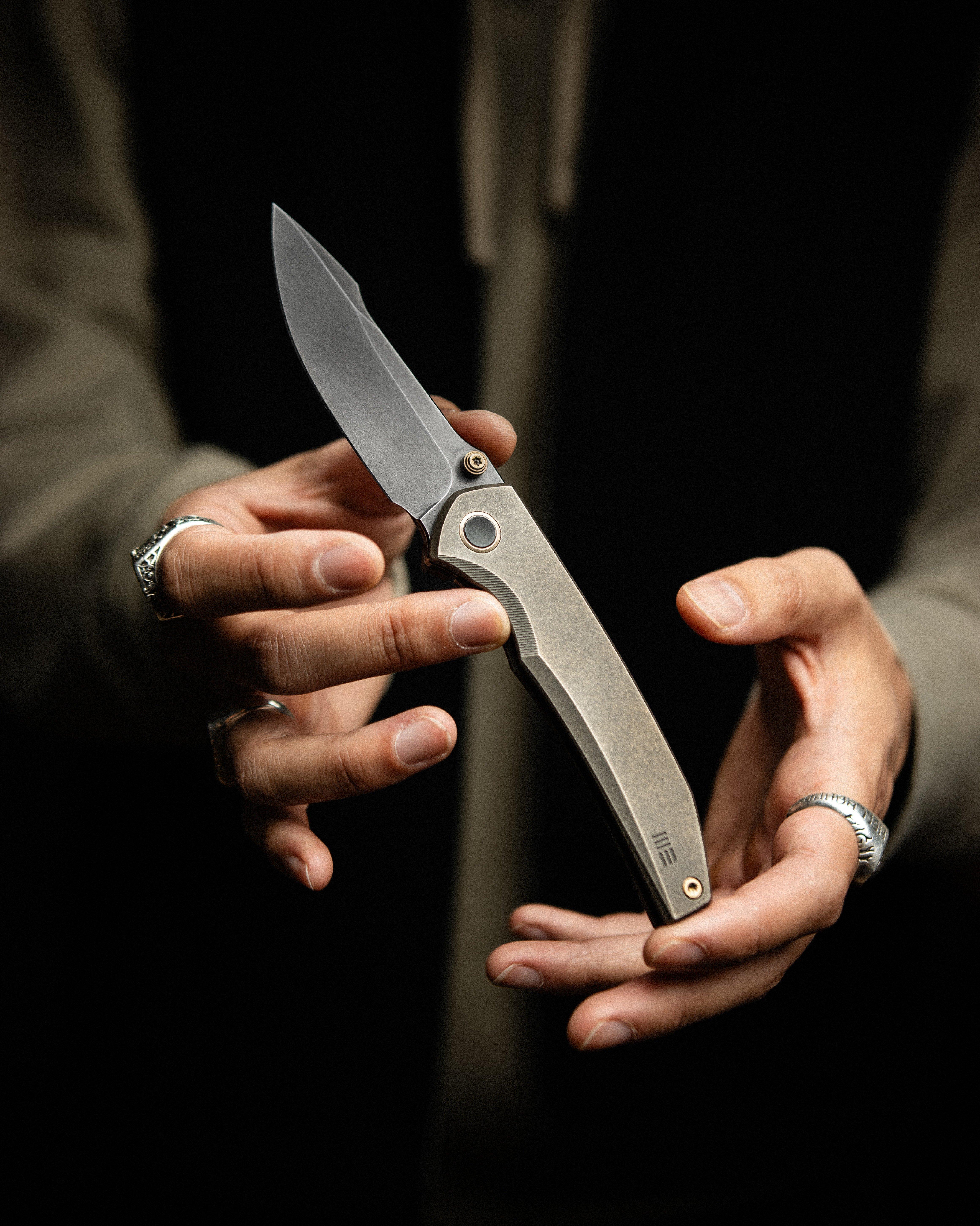 Versión de producción del WE Knife Ryson, sujetado por dos manos