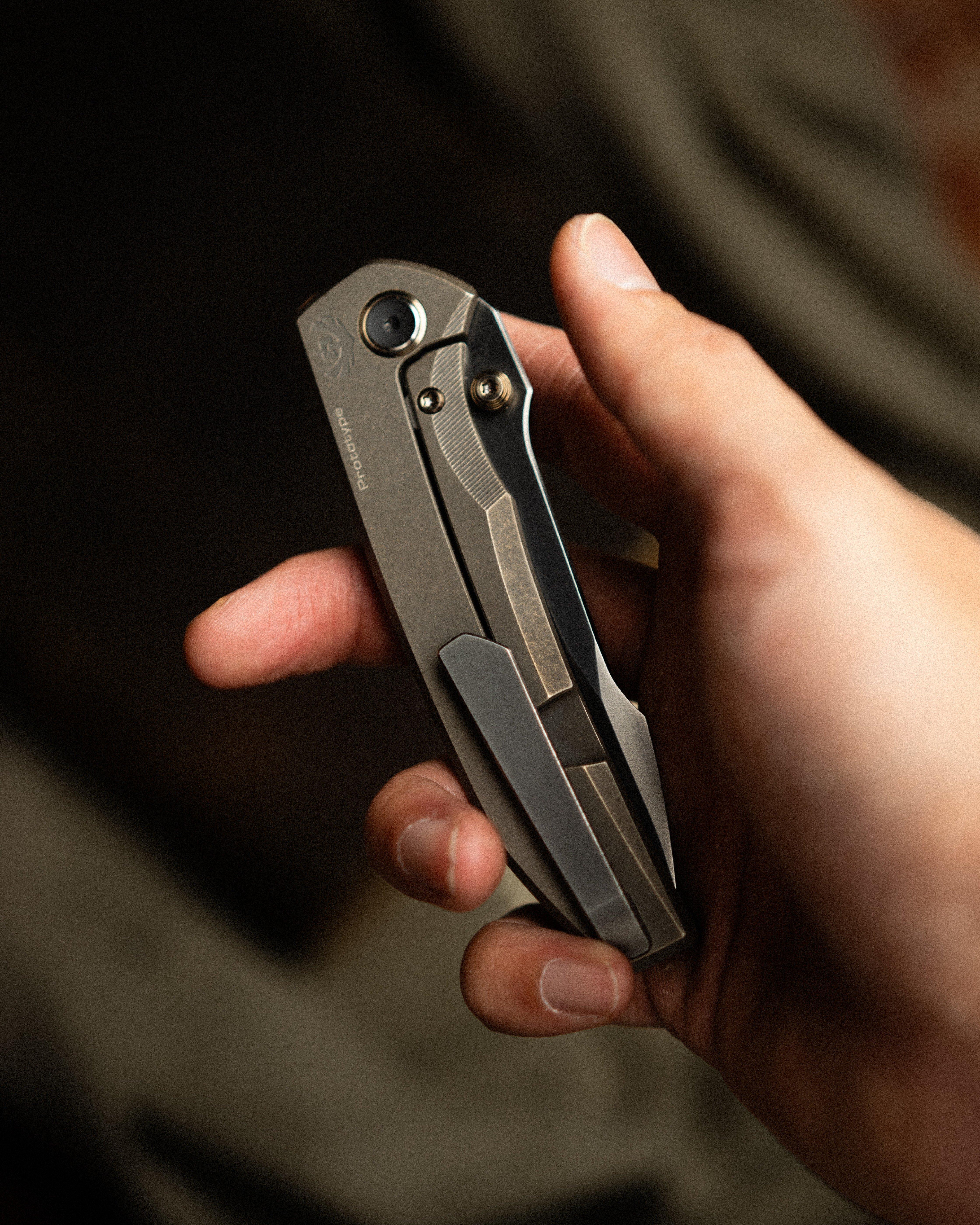 WE Knife Ryson cerrado en una mano