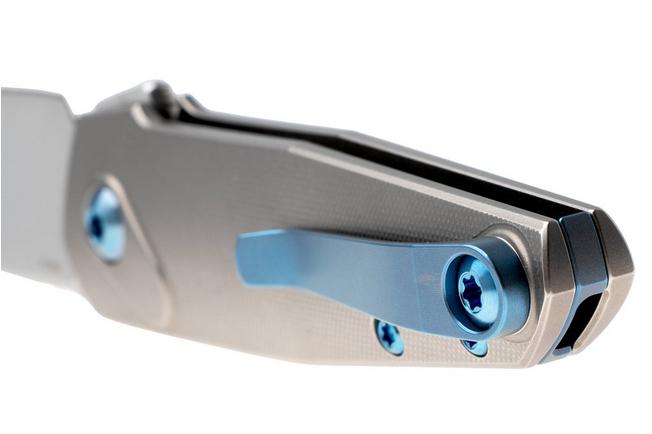 Bild für Ansø of Denmark Aros 2.0, ARO-GRY-BLU-TI, Stonewashed RWL34, Grey Titanium, Blue Hardware, Titanium Backspacer, Taschenmesser, Jens Ansø Design