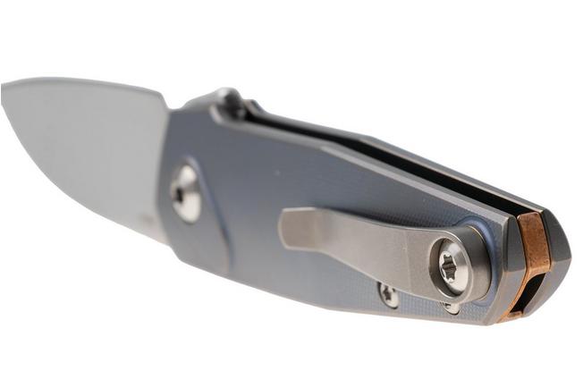 Image pour Ansø of Denmark Aros 2.0, ARO-KOB-SAT-BRZ, Stonewashed RWL34, Kobolt Titanium, Satin Hardware, Bronze Backspacer, couteau de poche, Jens Ansø design