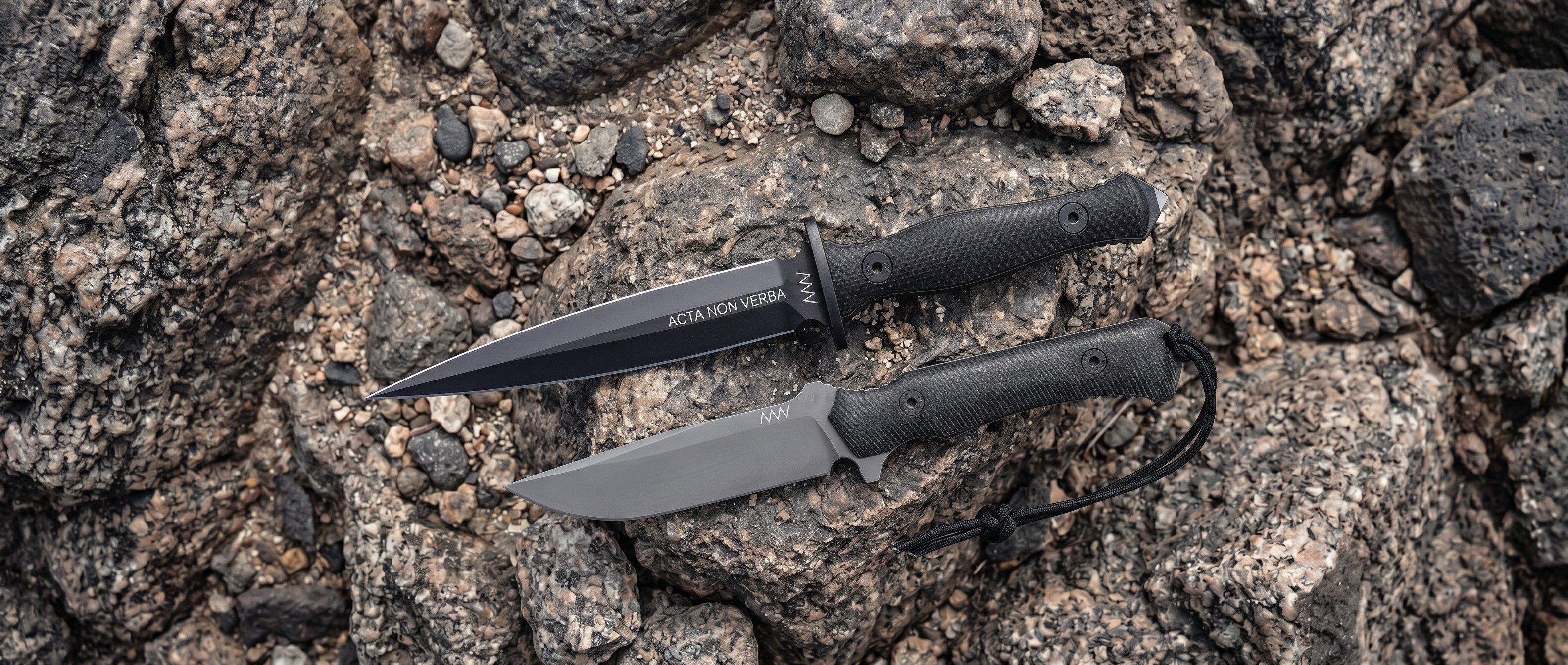 ANV Knives vaststaande messen op een rotsachtige achtergrond