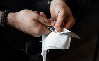 Comment nettoyer un couteau de poche sans le démonter ?