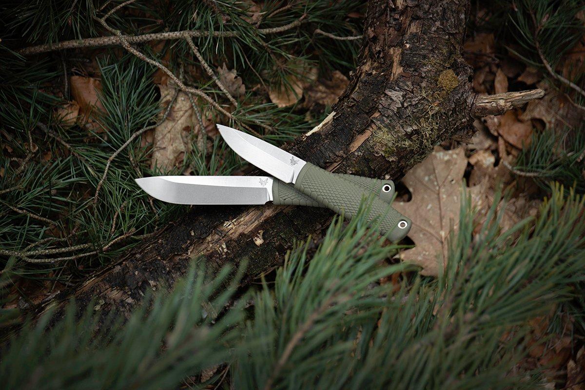 Benchmade vaststaande messen op een bos-achtige ondergrond