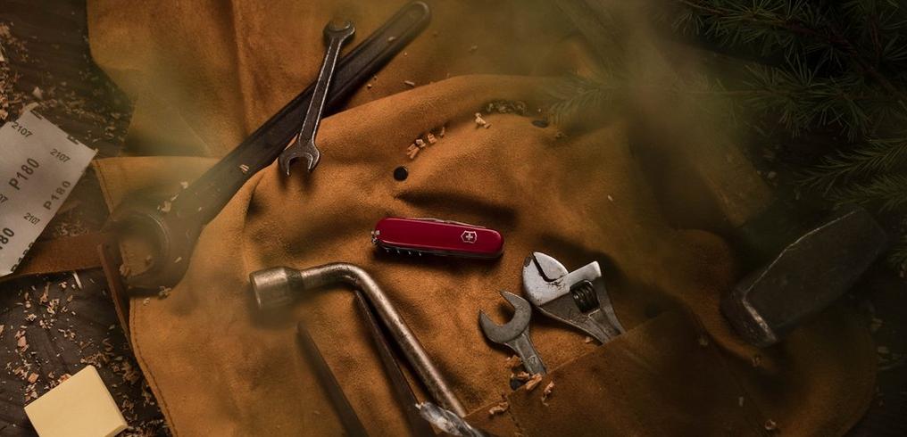 Victorinox  Victorinox Swiss Army Knives 0.6200.58 Classic RocKnife -  Baltic Brown Granite – Russia