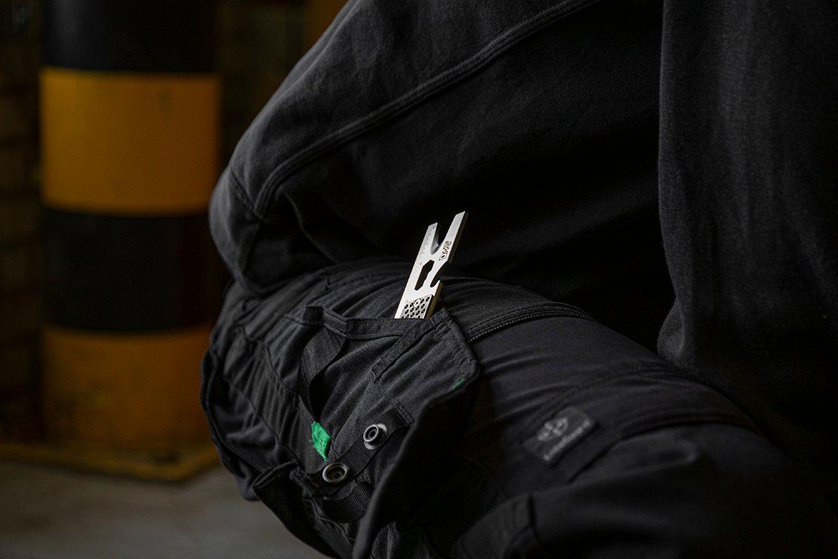 Una persona con una chaqueta negra y una piedra de afilar DMT Pocket en el bolsillo del brazo