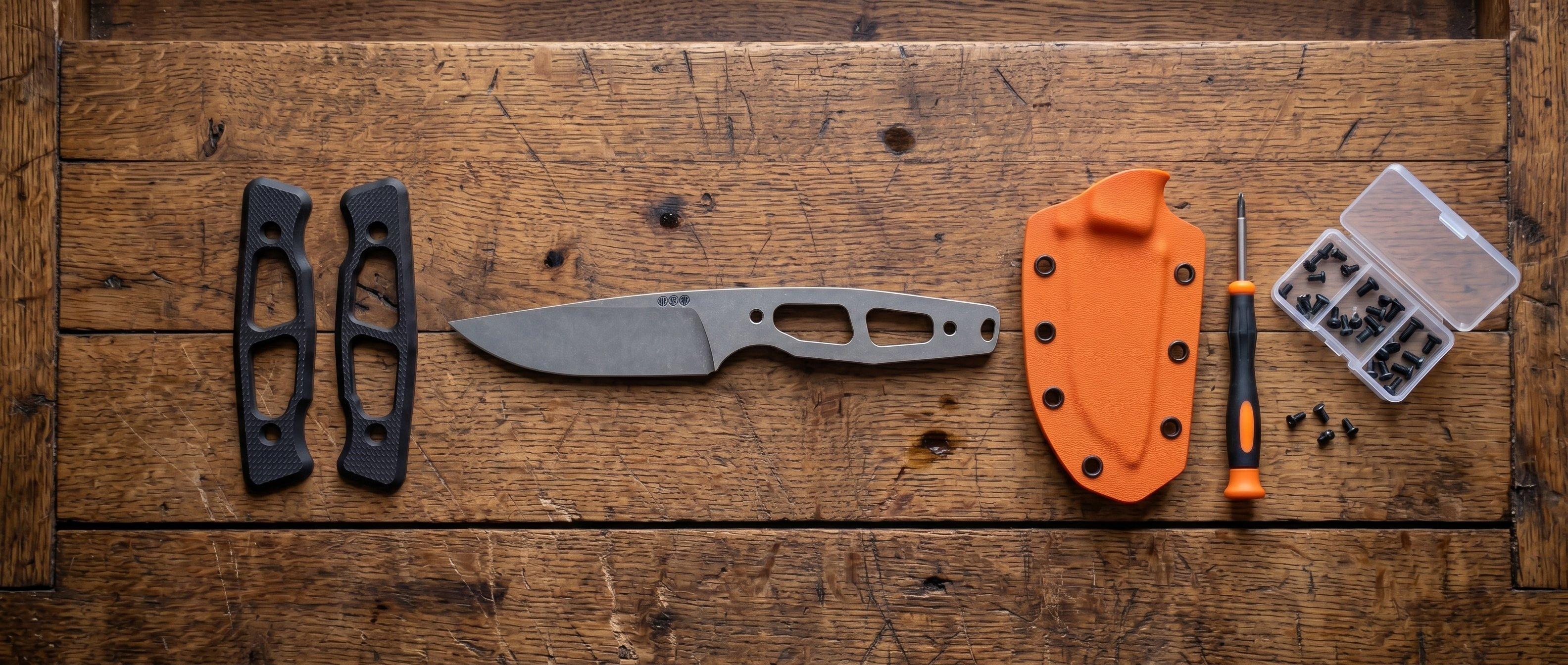 Daily Knives vaste messen liggen op een houten tafel