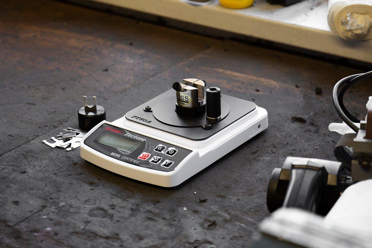 Afilador Edge-On-Up con piezas de repuesto sobre una base de piedra