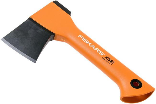  Fiskars Camping Axe XXS X5, Estuche de Almacenamiento y  Transporte Incluido, Longitud: 90.6 in, Recubrimiento Antiadherente, Peso:  16.93 oz, Hoja de acero alta/Mango de plástico reforzado, Naranja, : Patio,  Césped y