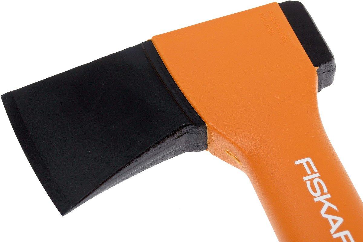  Fiskars Camping Axe XXS X5, Estuche de Almacenamiento y  Transporte Incluido, Longitud: 90.6 in, Recubrimiento Antiadherente, Peso:  16.93 oz, Hoja de acero alta/Mango de plástico reforzado, Naranja, : Patio,  Césped y