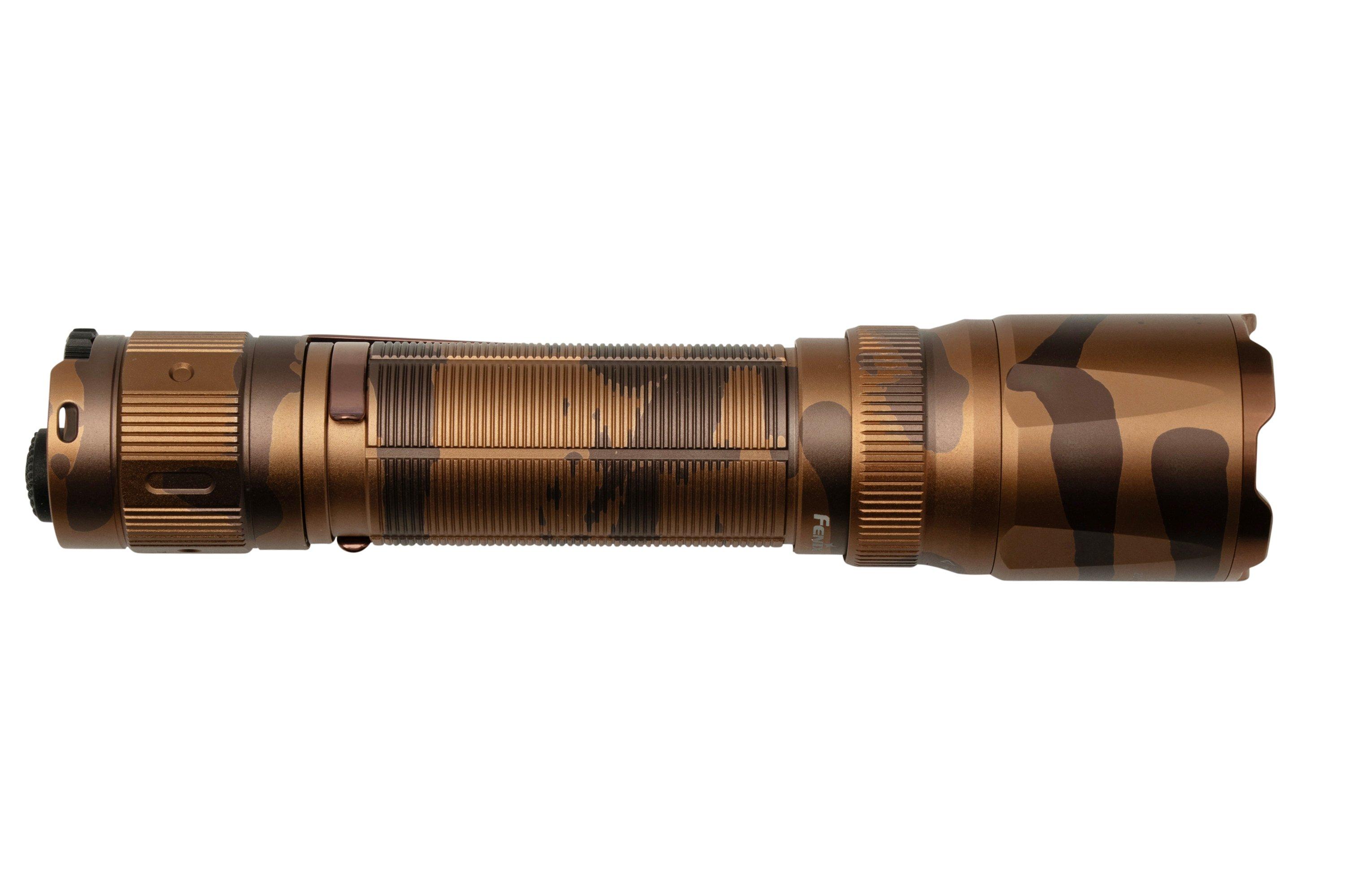 fenix TK20R UE Desert Camouflage Torche de police rechargeable longue portée ultra lumineuse | 2800 lumens | 465 m | 40 heures max | Stroboscope instantané | Alimenté par batterie 21700 | IP68
