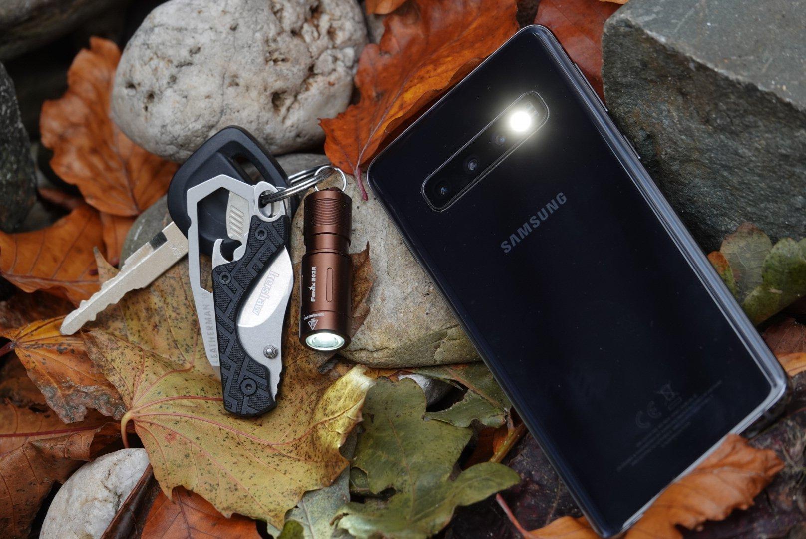 Fenix E02R vs a la linterna de un smartphone | Reseña de expertos por Koen van der Jagt