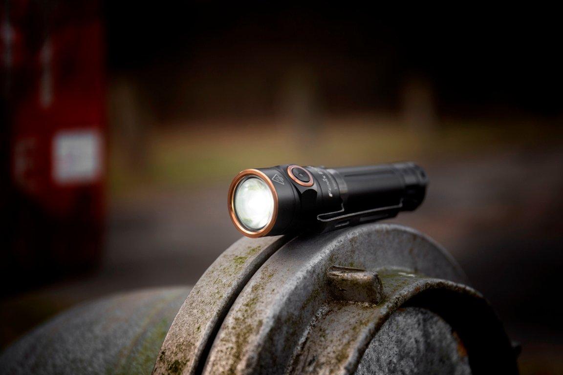 Een Fenix-zaklamp op een metalen stuk