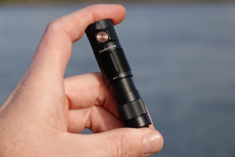 E09R Mini Linterna EDC recargable de alta potencia 600 lúmenes (Batería  incluida) - FenixLinternas