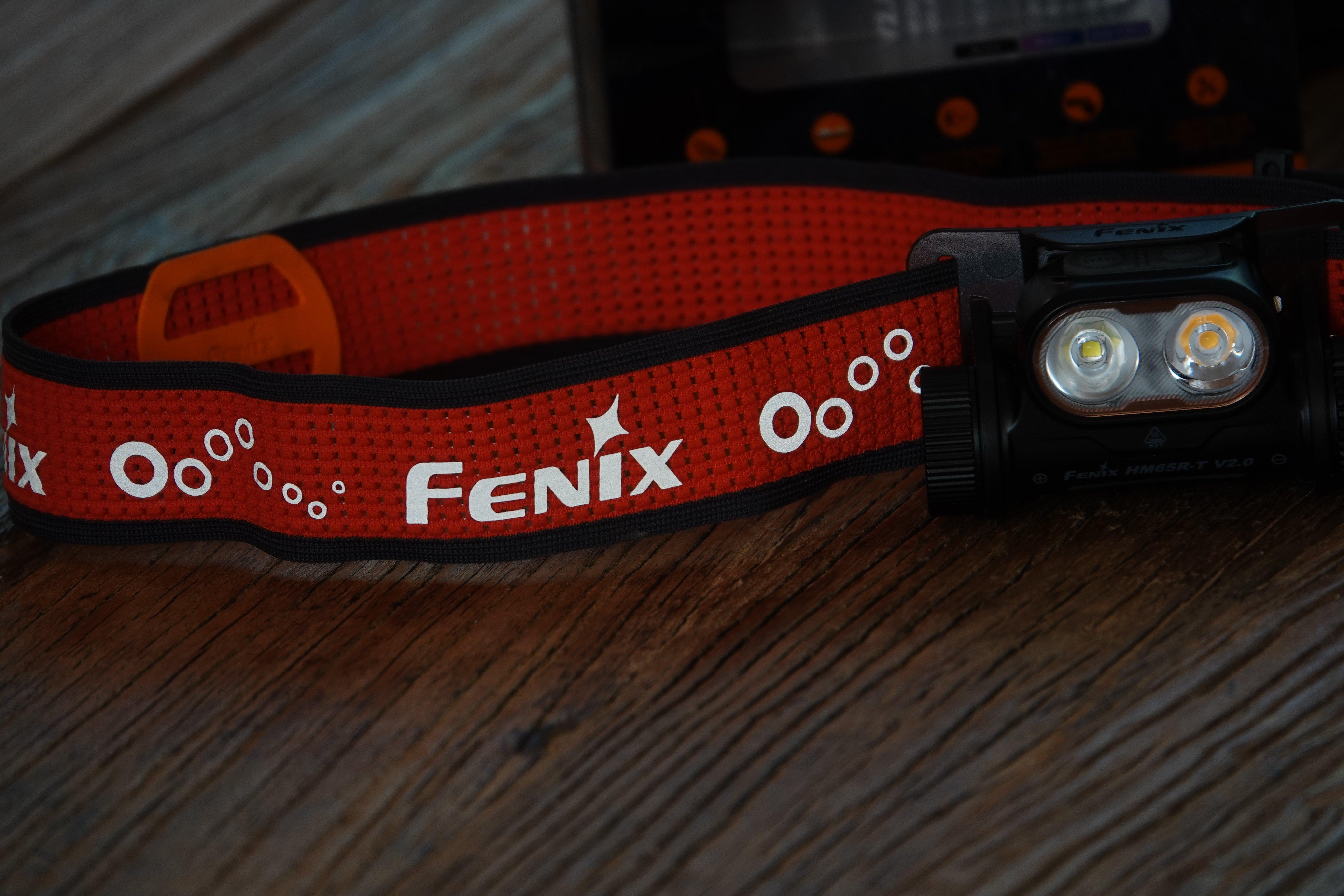 Reflecterende tekst op de hoofdband van de Fenix HM65R-T V2.0