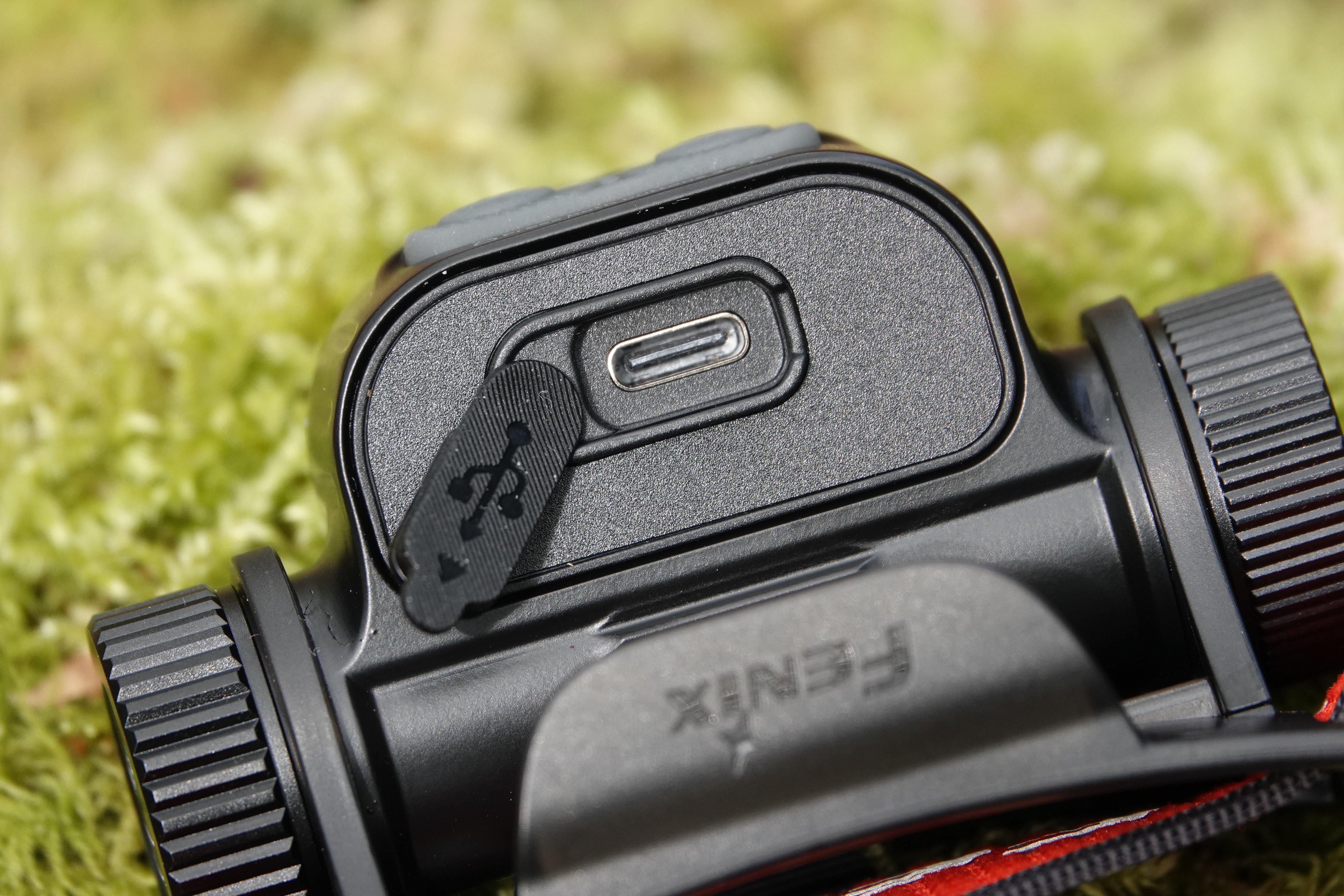 Inzoomen op de USB-c-aansluiting van de Fenix HM65R-T V2.0