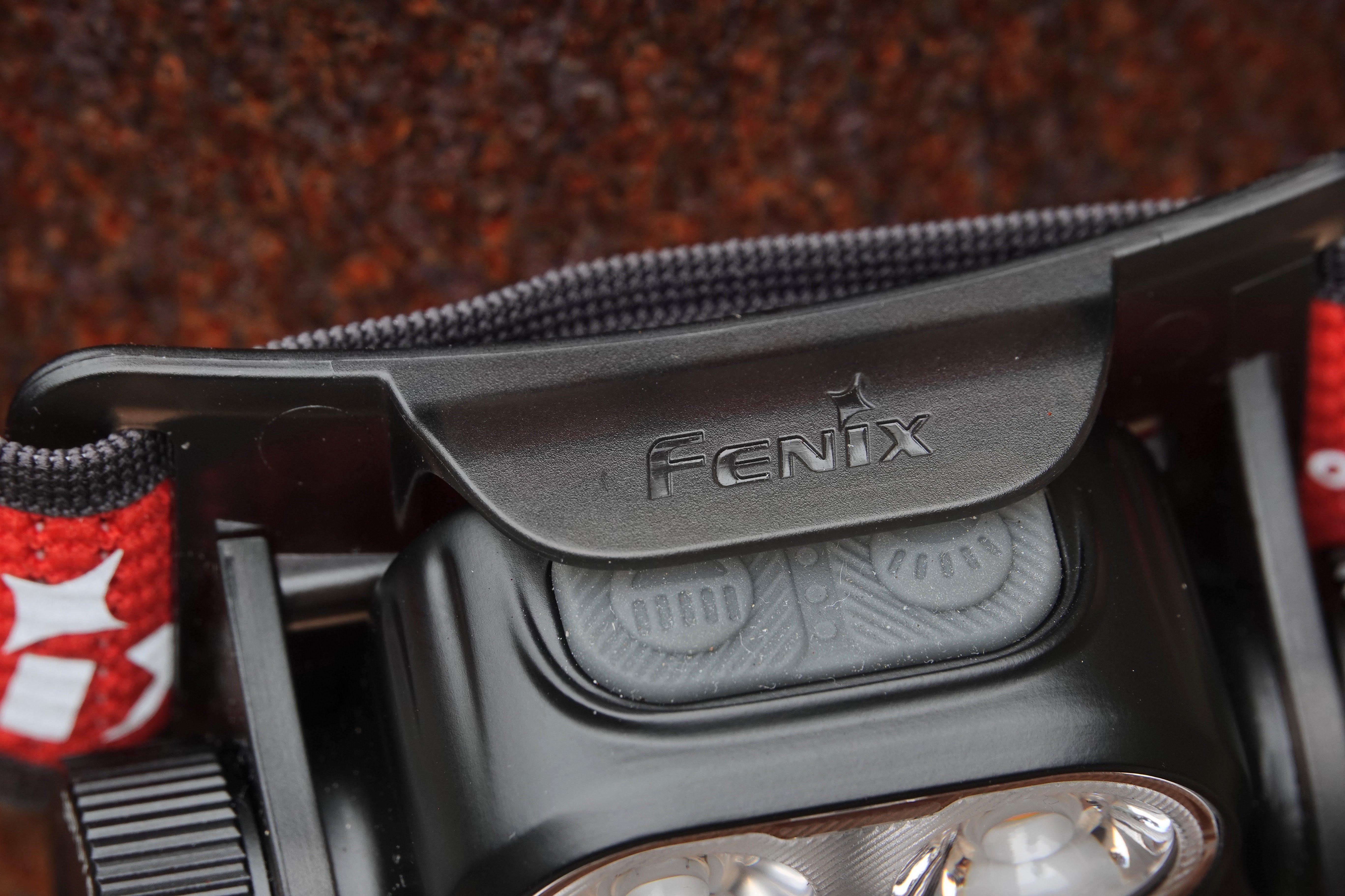 Inzoomen op de knoppen van de Fenix HM65R-T V2.0 zwarte hoofdlamp