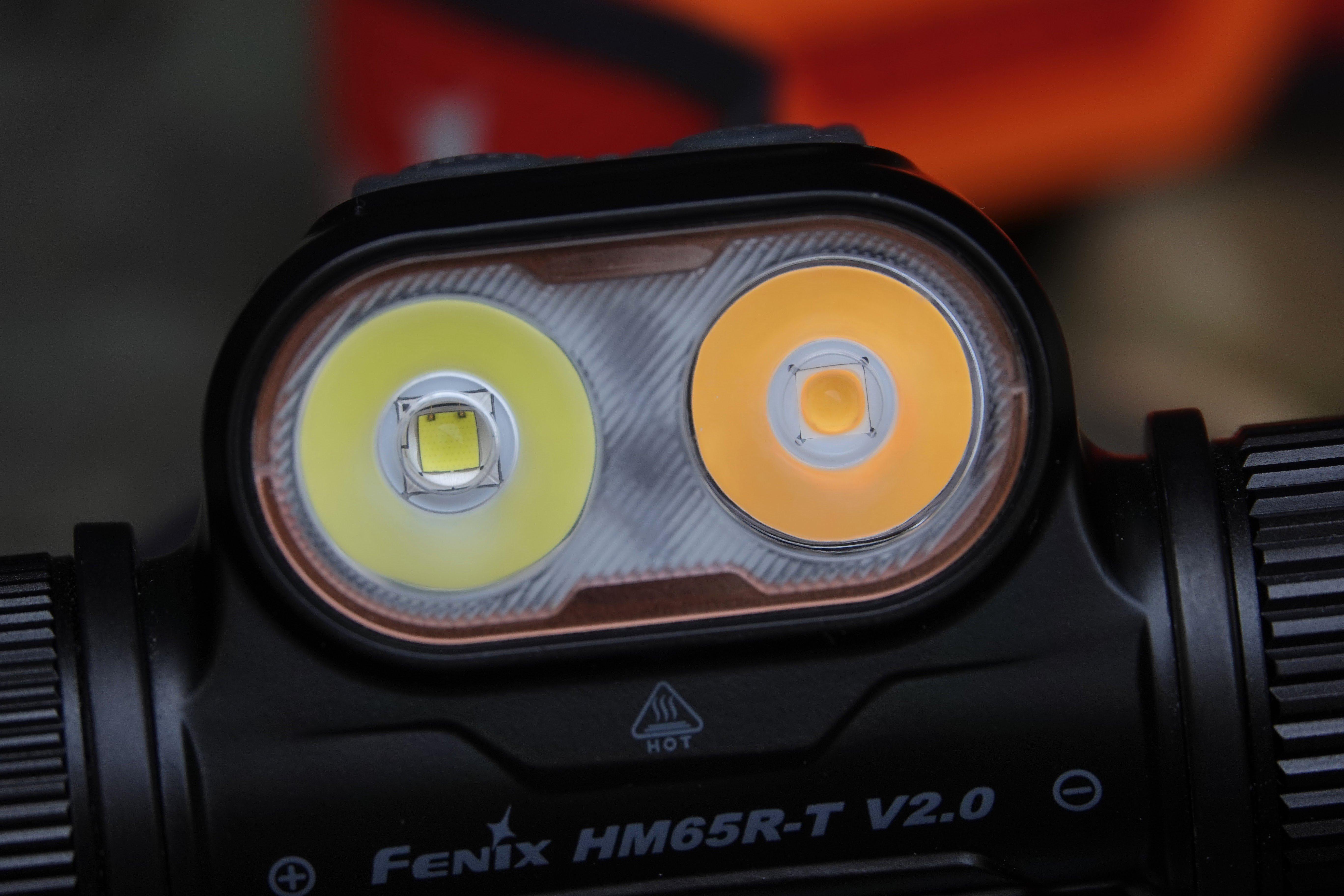 Inzoomen op de lampen van de Fenix HM65R-T V2.0 zwarte hoofdlamp