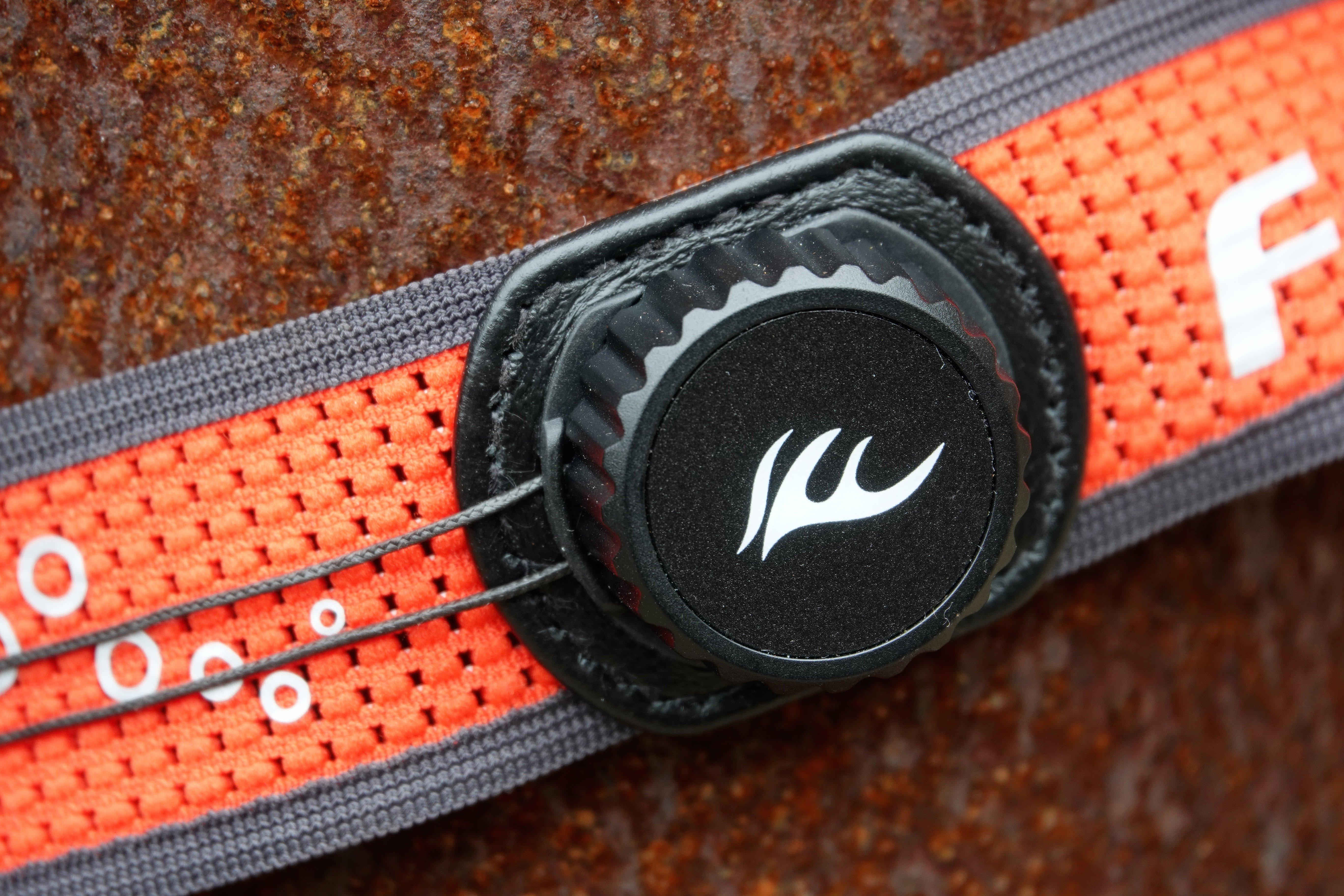 Inzoomen op het knopje op de hoofdband van de Fenix HM65R-T V2.0-hoofdlamp om de hoofdband strakker of losser te maken.