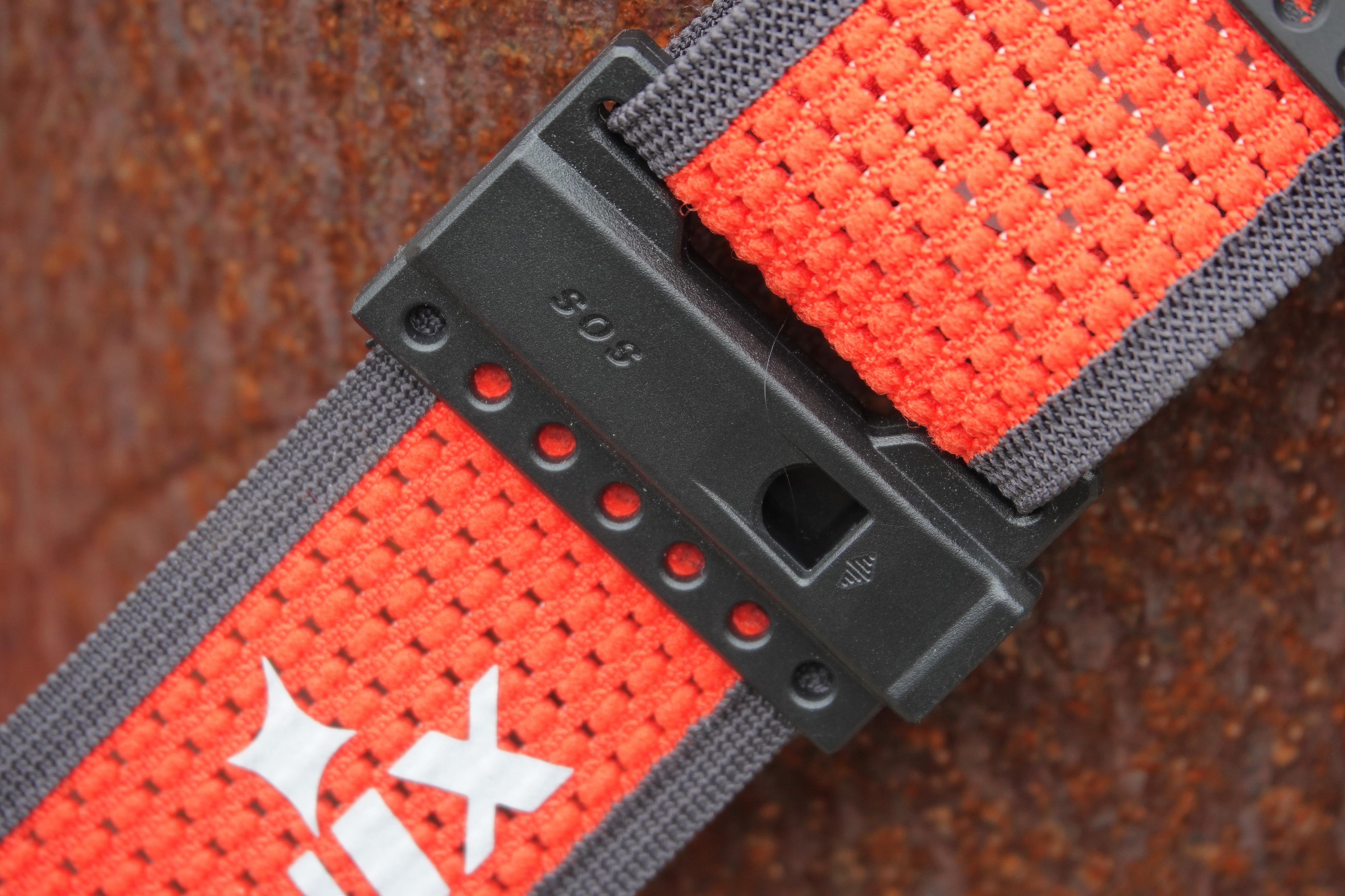 Noodfluitje op de hoofdband van de Fenix HM65R-T V2.0