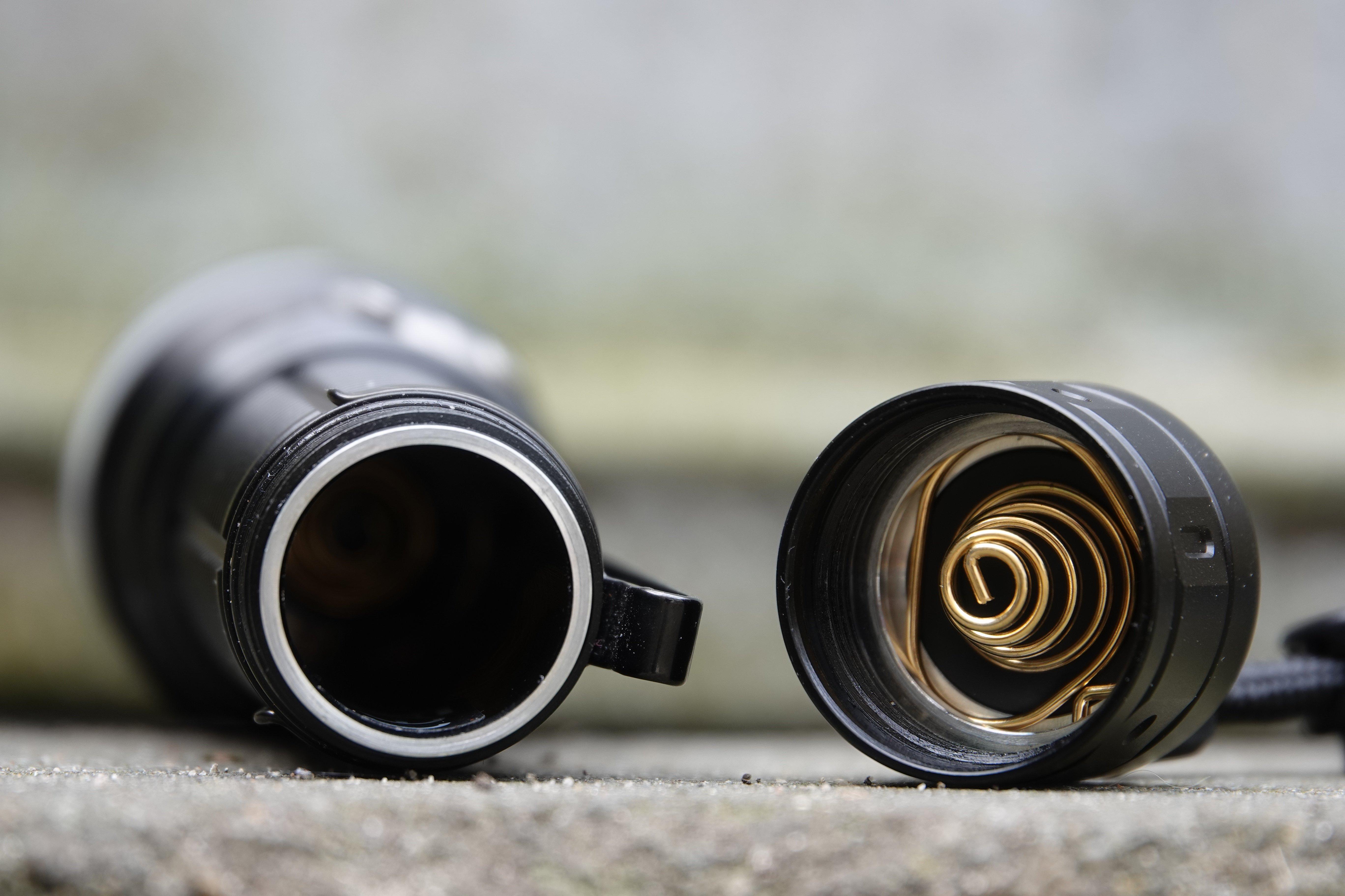 Zaklamp met dubbelgeveerde behuizing