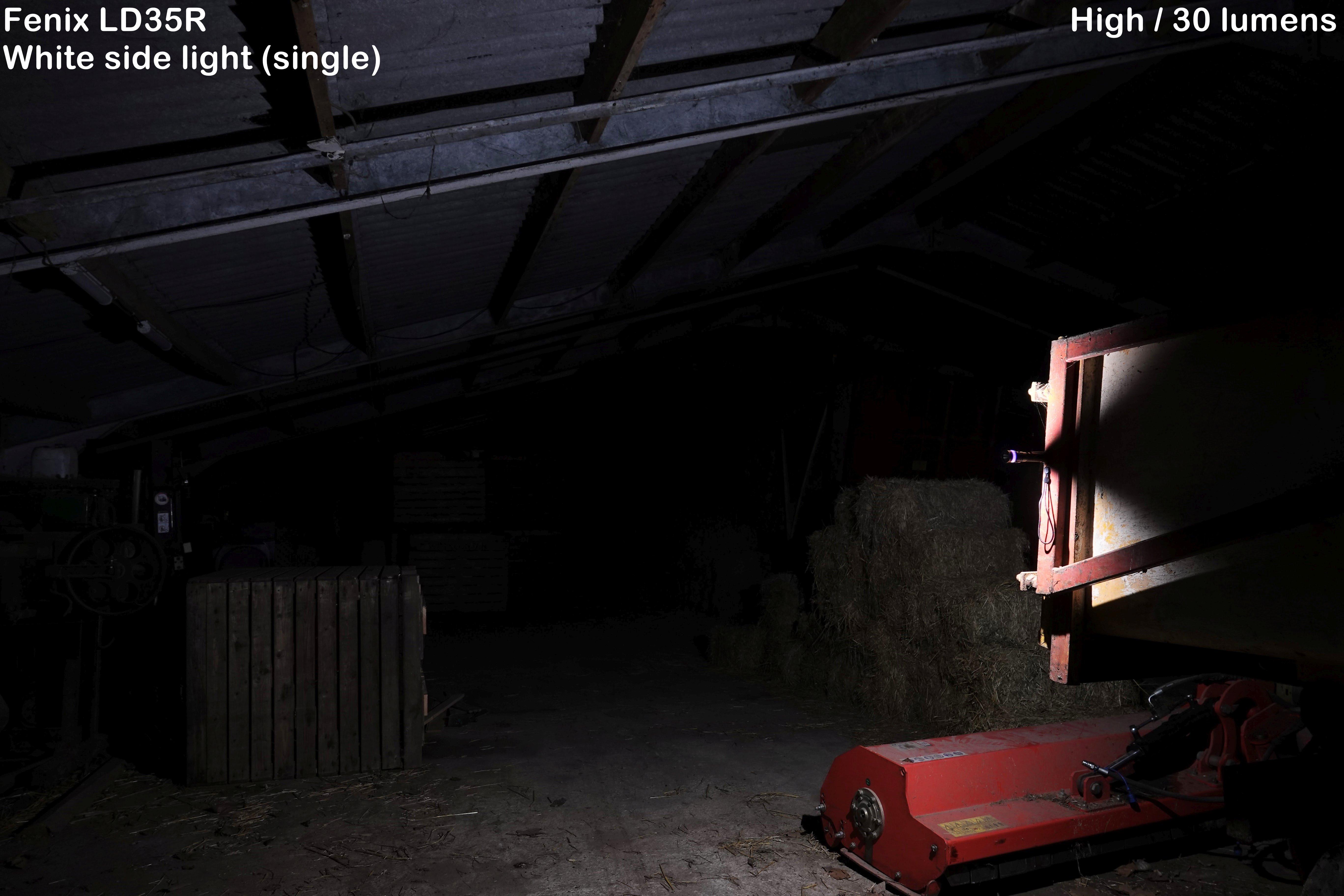 Zaklamp testen in schuur