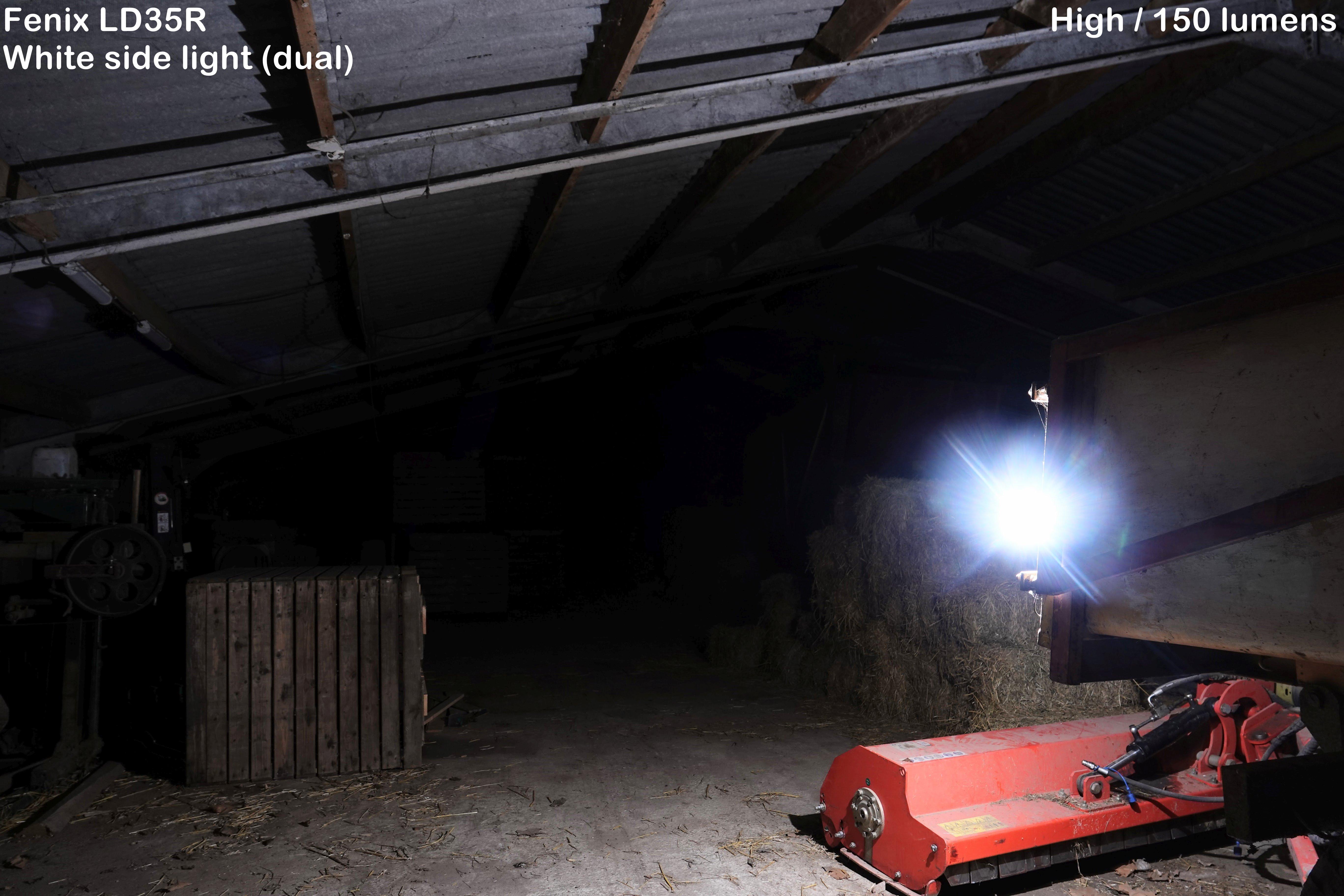 Zaklamp op hoge stand testen in schuur