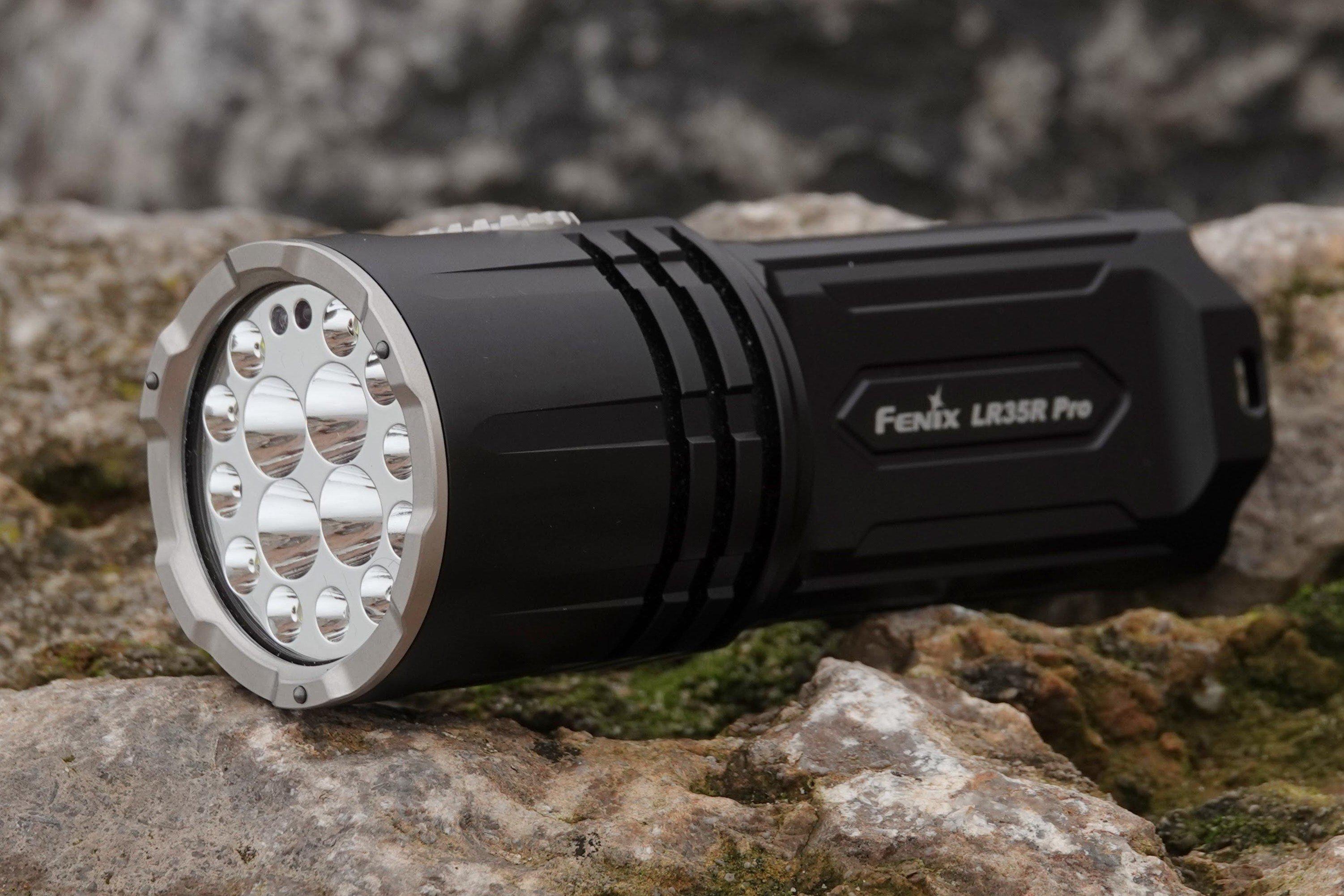 Fenix LR35R Pro tentoongesteld op een rots