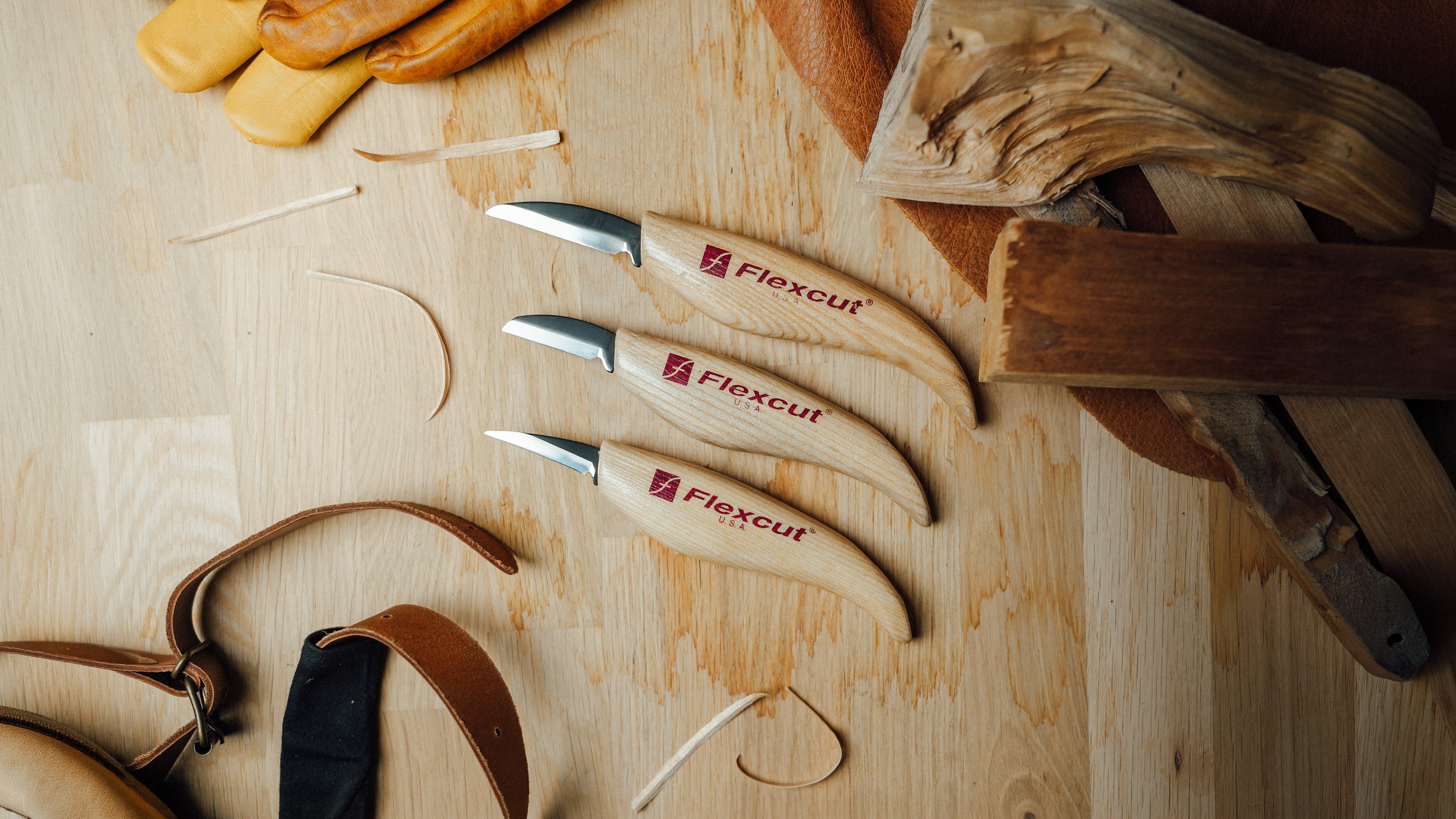 flexcut sloyd mes op houten tafel met lederen schede