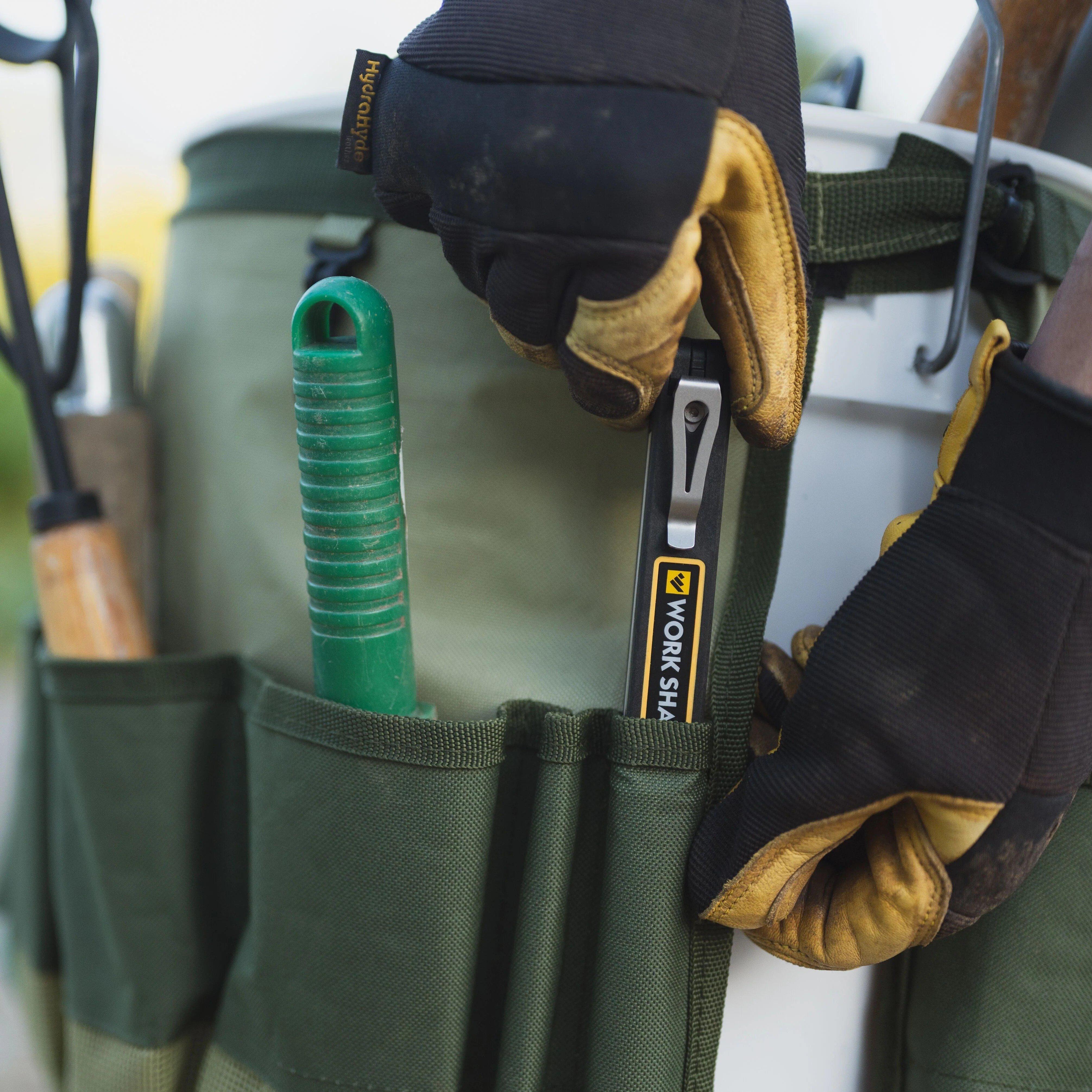 Alguien saca un Work Sharp Folding Field Sharpener de su cinturón de herramientas de jardinería
