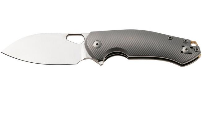 Afbeelding voor GiantMouse ACE Biblio XL Satin CPM MagnaCut, Textured Titanium, zakmes, Ansø en Voxnaes design