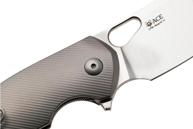 Afbeelding voor GiantMouse ACE Biblio XL Satin CPM MagnaCut, Textured Titanium, zakmes, Ansø en Voxnaes design