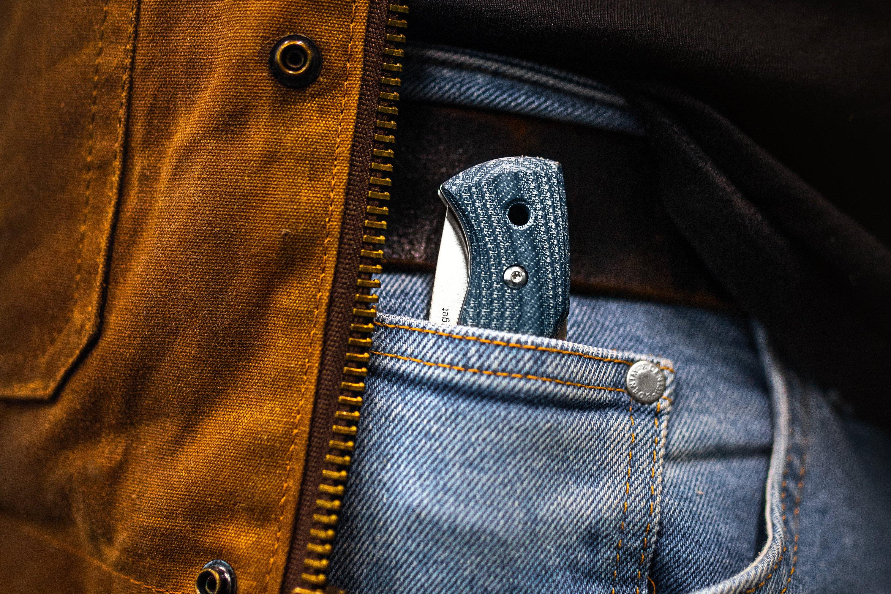 Una navaja Helle sobresaliendo del bolsillo de un pantalón vaquero