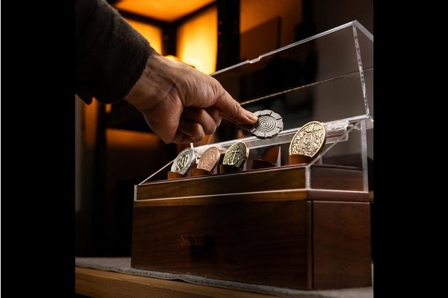 Afbeelding voor Holme & Hadfield Coin Deck COINDECK-W walnoot, munten display voor 5 stuks