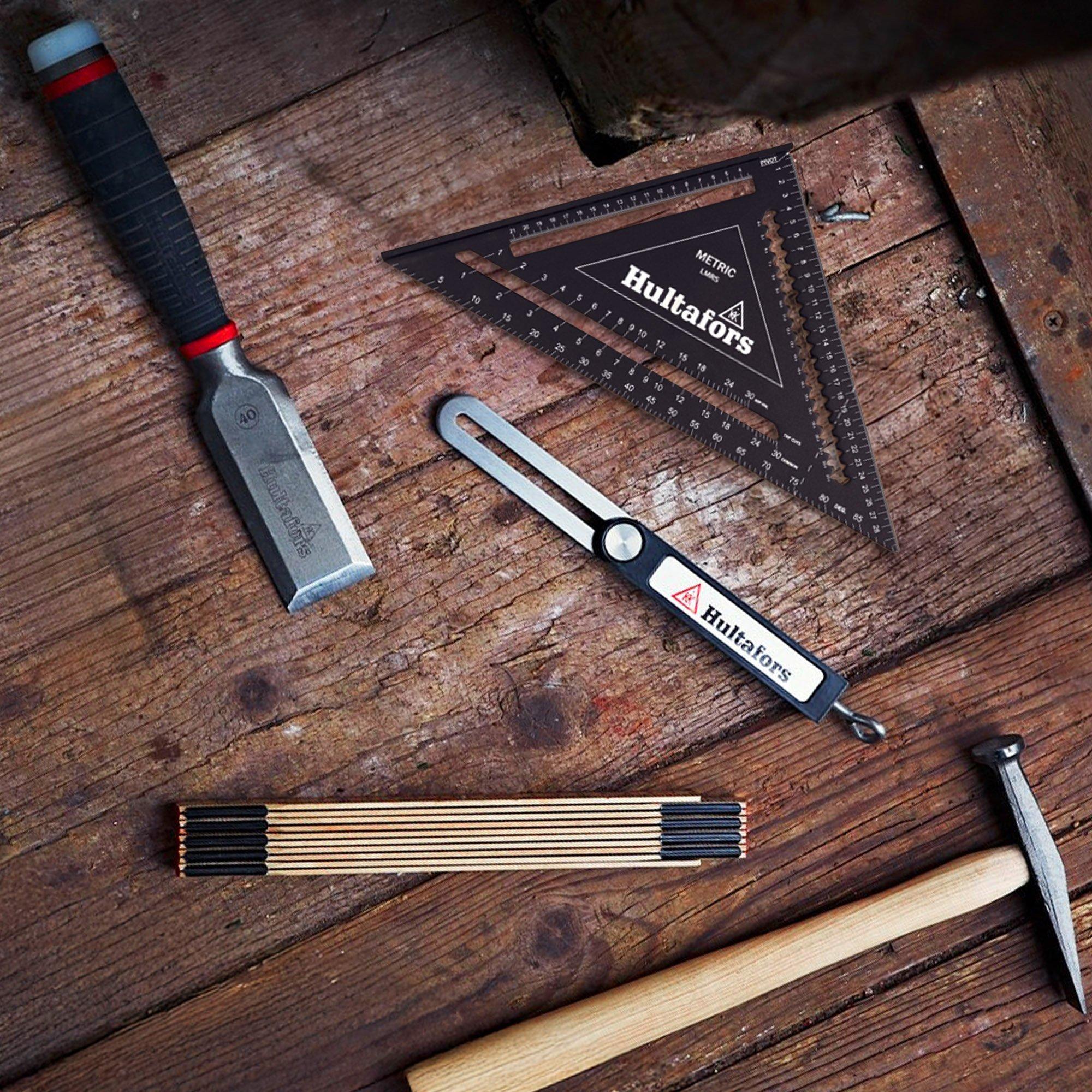 Uno scalpello, una squadra e una falsa squadra su una superficie in legno