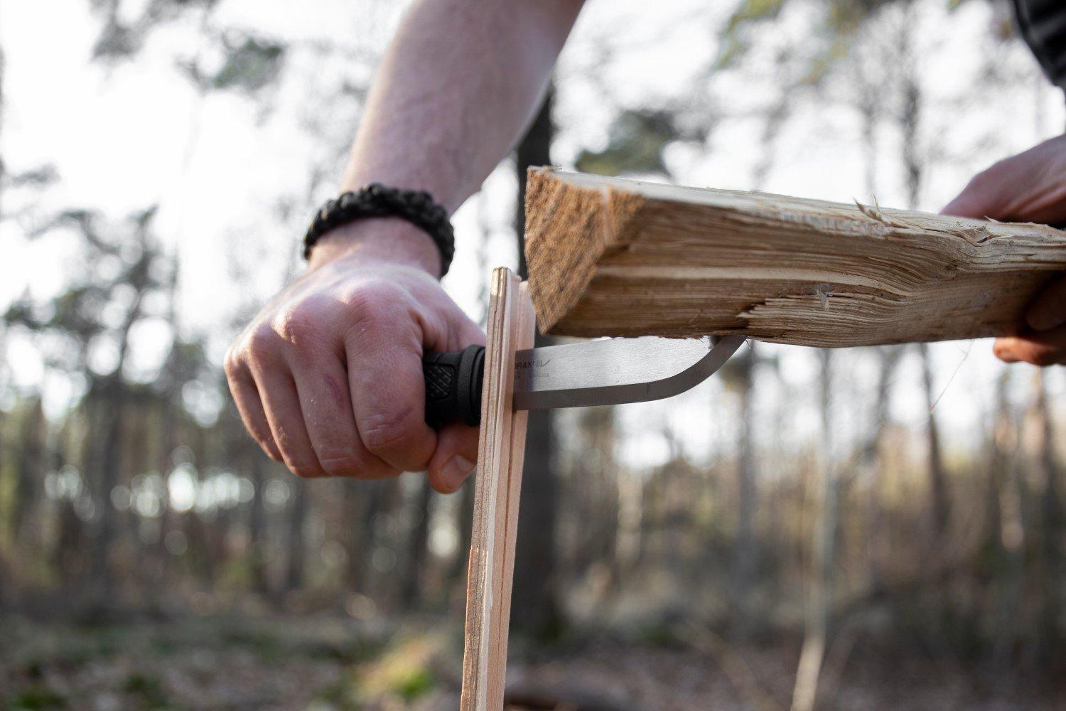Batoning con un cuchillo fijo
