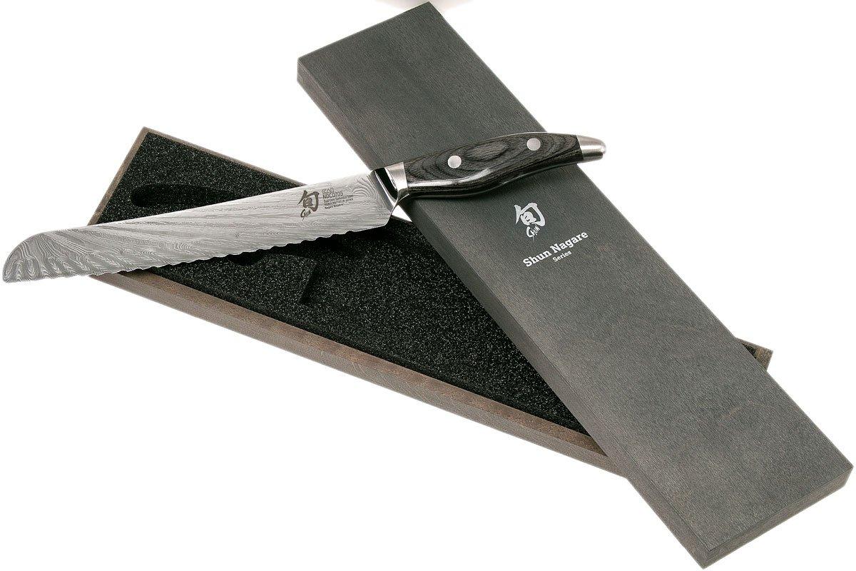 Coltello Da Pane Kai Japan Shun Damasco 23 Cm – Lama 32 Strati Con Manico In Legno Pakka – Incluso Tagliere In Rovere