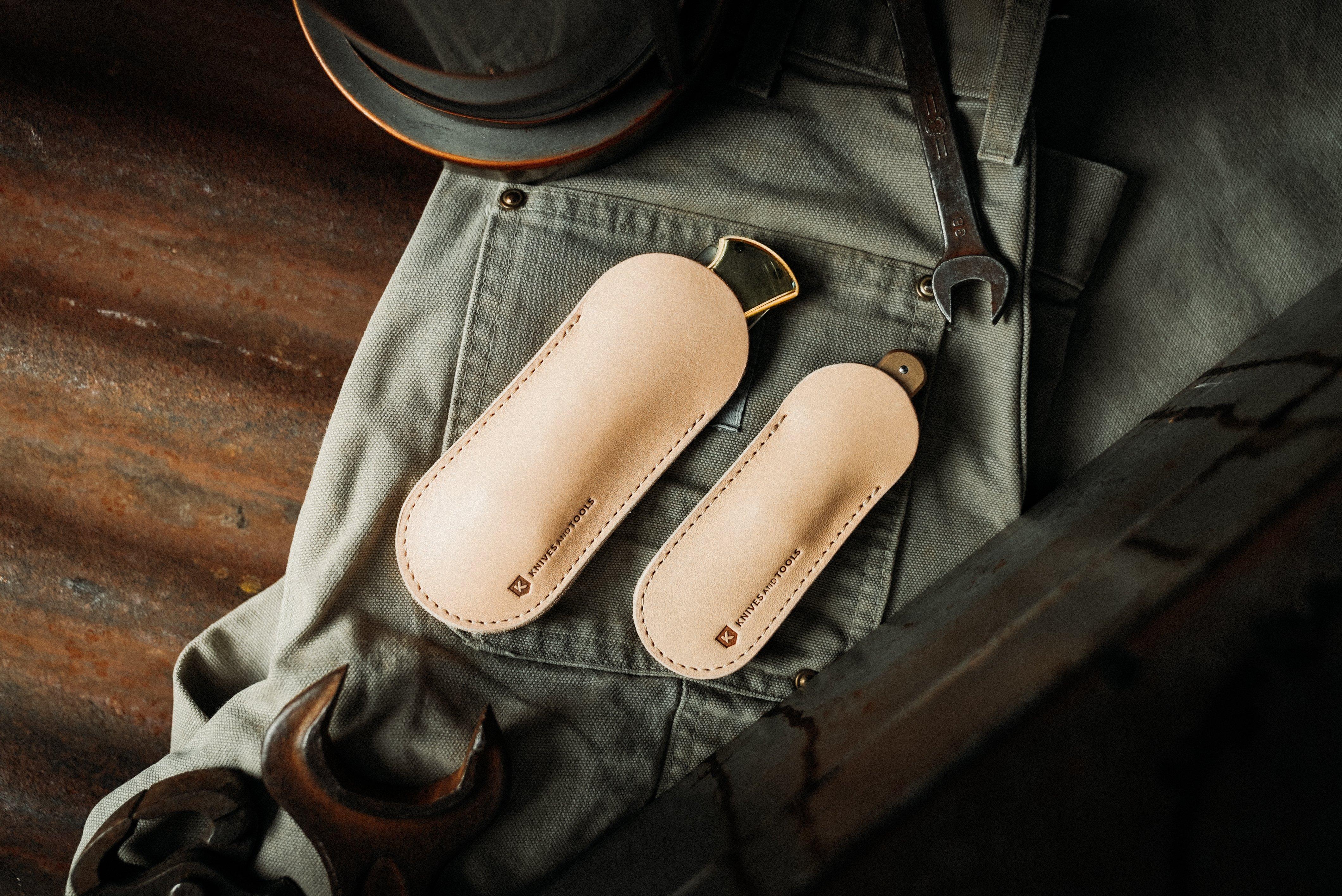Étuis en cuir naturel Knivesandtools sur un pantalon usé