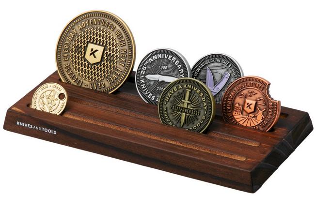 Afbeelding voor Knivesandtools Coin Display, Burned Pinewood, munten display