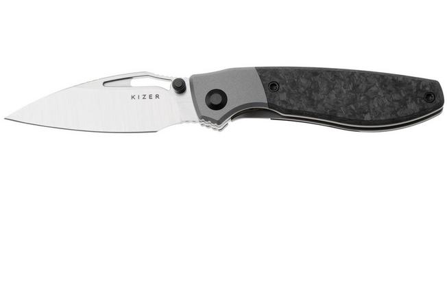 Afbeelding voor Kizer Shrike KI3746A1 Hand Brushed Satin S45VN, Gray Titanium & Carbonfiber, zakmes, Johan Jordaan design