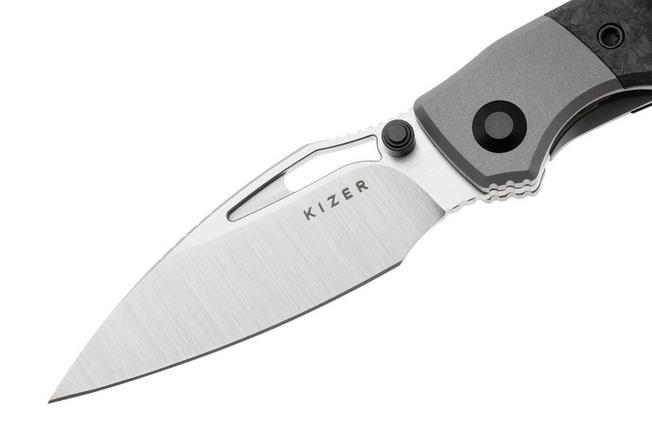 Afbeelding voor Kizer Shrike KI3746A1 Hand Brushed Satin S45VN, Gray Titanium & Carbonfiber, zakmes, Johan Jordaan design