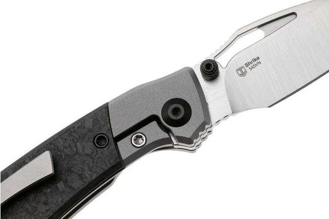 Afbeelding voor Kizer Shrike KI3746A1 Hand Brushed Satin S45VN, Gray Titanium & Carbonfiber, zakmes, Johan Jordaan design