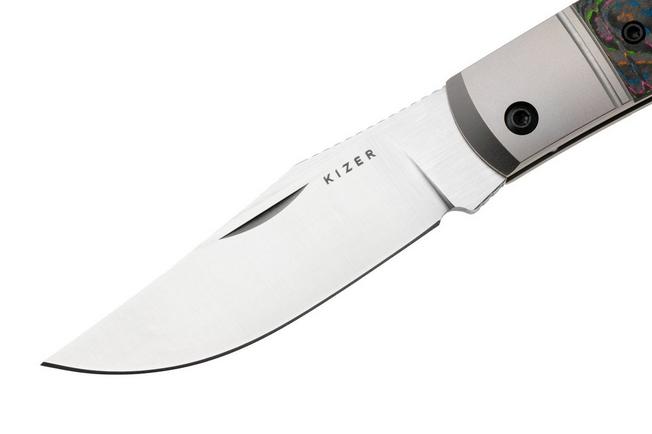 Afbeelding voor Kizer Trestle KI3761A2 Hand Brushed M390, Titanium Camo 80's Carbonfiber Inlay, zakmes, Azo design