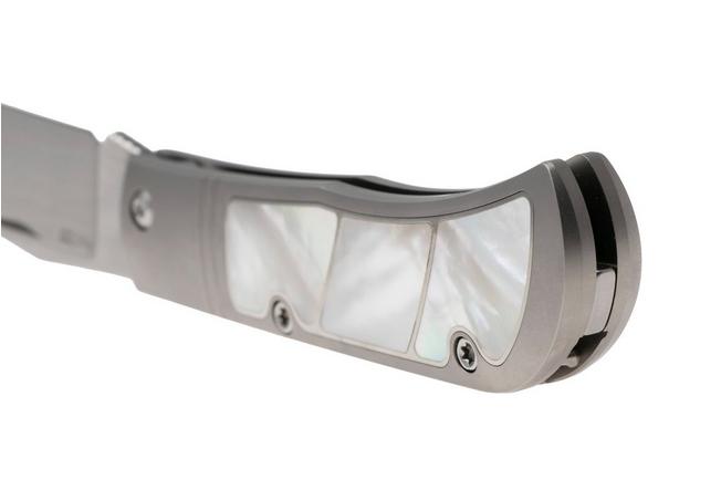 Afbeelding voor Kizer Trestle KI3761A3 Hand Brushed S45VN, Titanium Mother Of Pearl Inlay, zakmes, Azo design