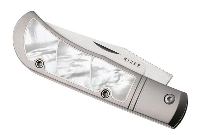 Afbeelding voor Kizer Trestle KI3761A3 Hand Brushed S45VN, Titanium Mother Of Pearl Inlay, zakmes, Azo design