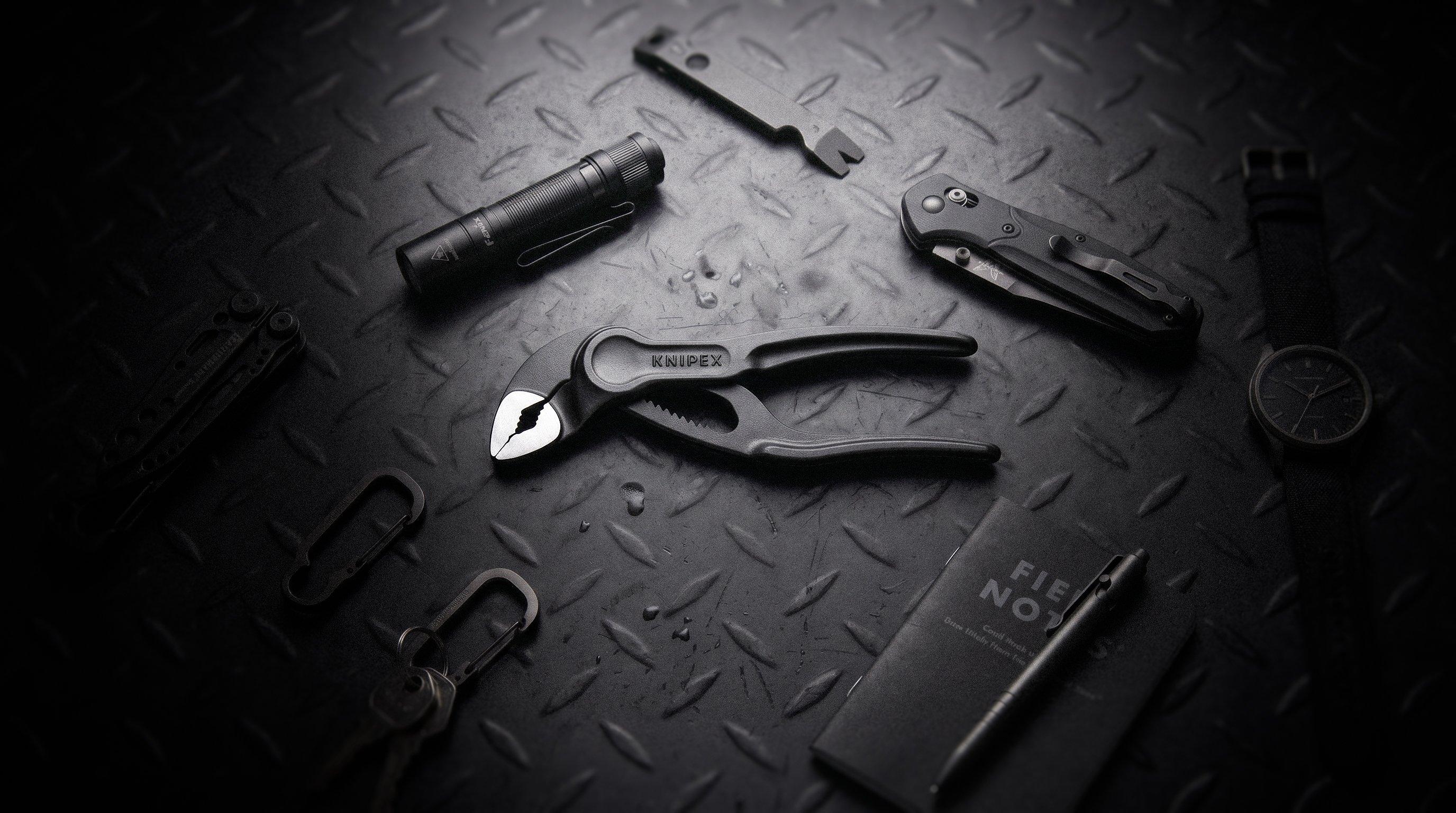KNIPEX Cobra waterpomptang op donkere achtergrond