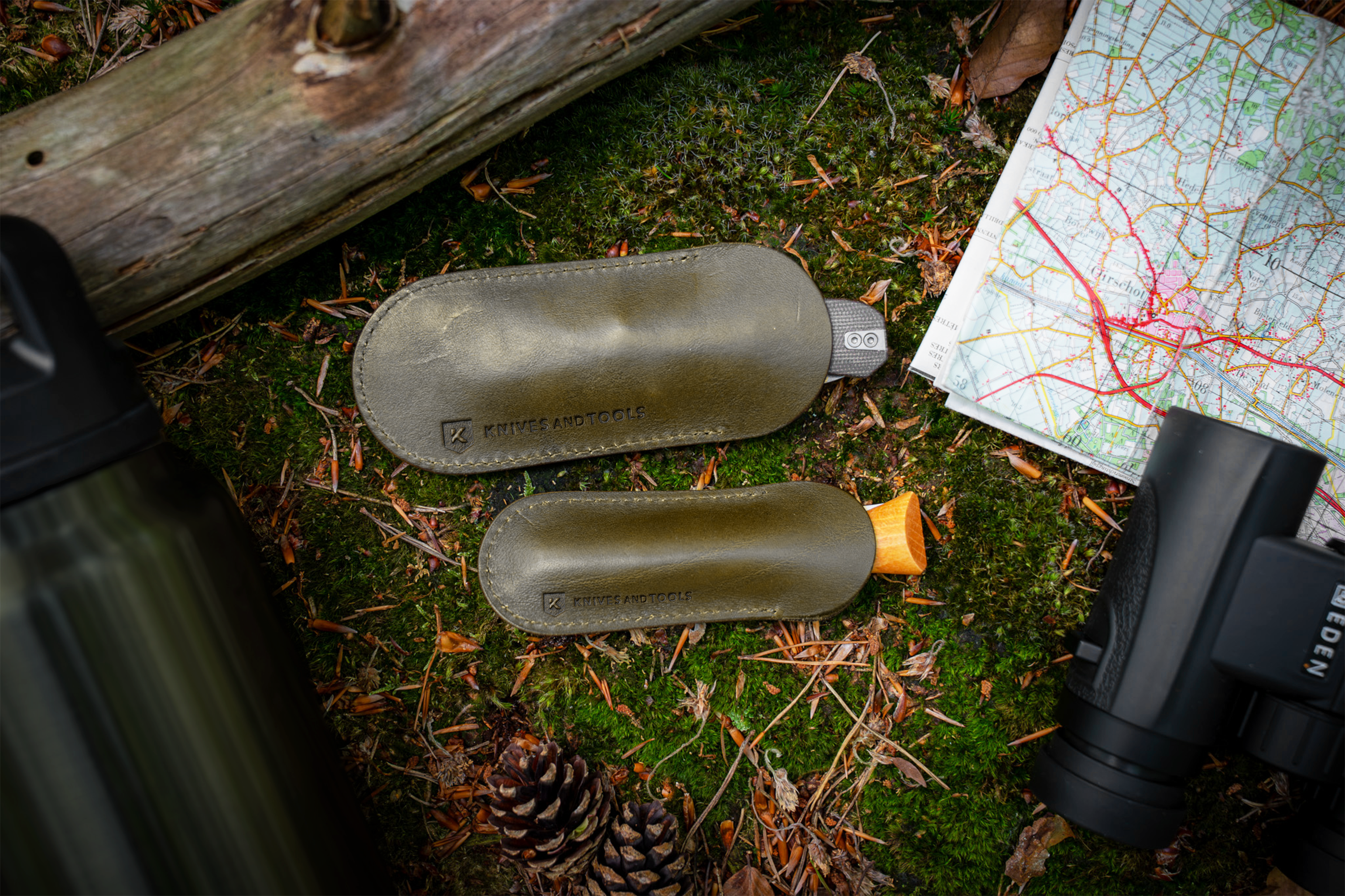 Knivesandtools Lederscheiden auf Moos