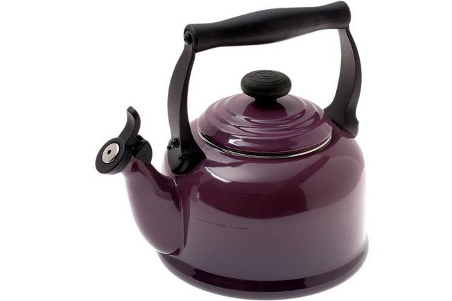 Le Creuset présente sa bouilloire couleur cassis