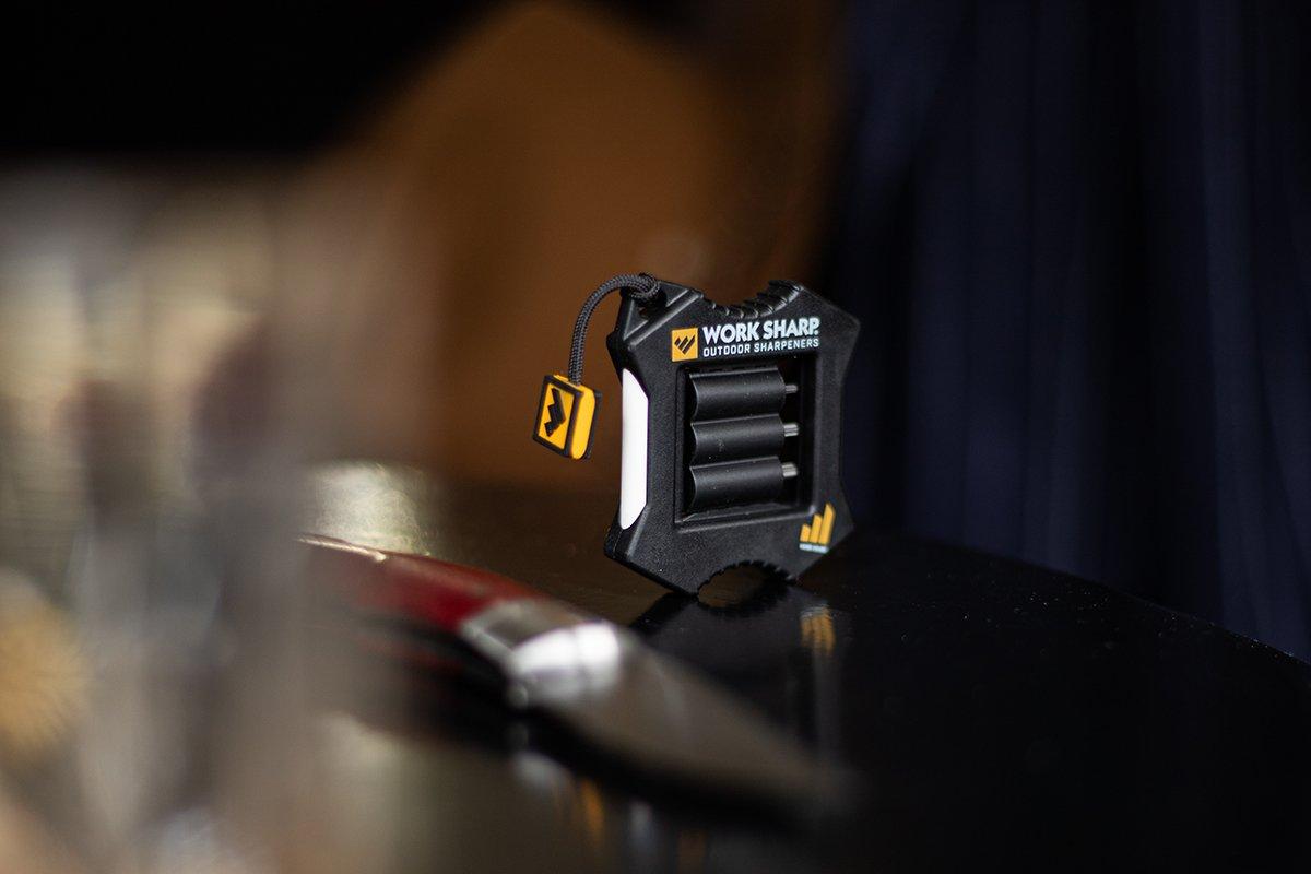 Een productfoto van het Black Friday-product op een zwarte neutrale ondergrond.