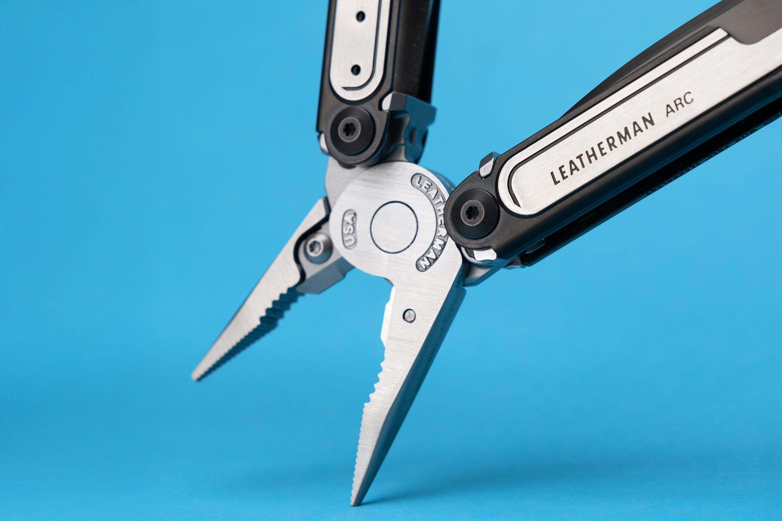 Leatherman ARC multitool met uitgeklapte tang