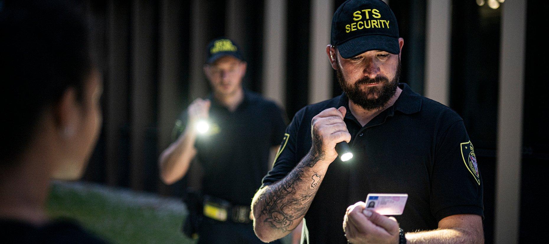 Ledlenser TAC Serie wird von zwei Polizisten verwendet